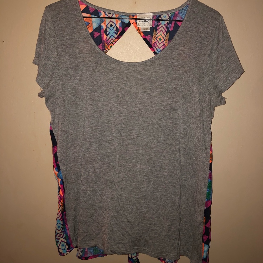 Grey “Daytrip” open back geometric tee